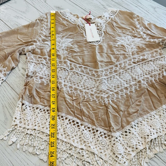 Solitaire Beige and White Lace Blouse - Picture 3 of 7